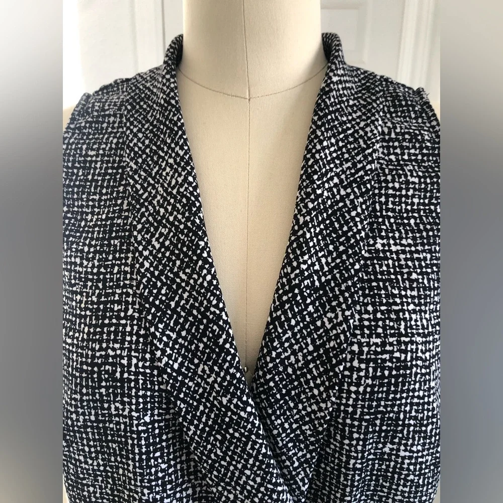 WhiteHouseBlackmarket short sleeve top. - Picture 5 of 14